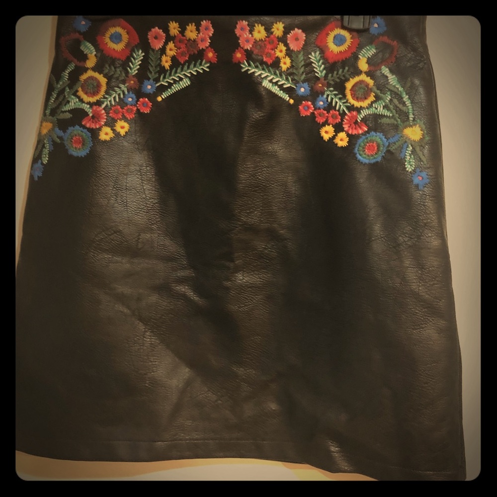 Colorful stitching black leather skirt